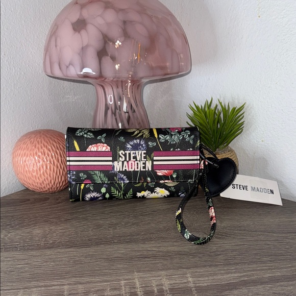 Steve Madden Handbags - Steve Madden Bkrissy Black Floral Trifold Wristlet